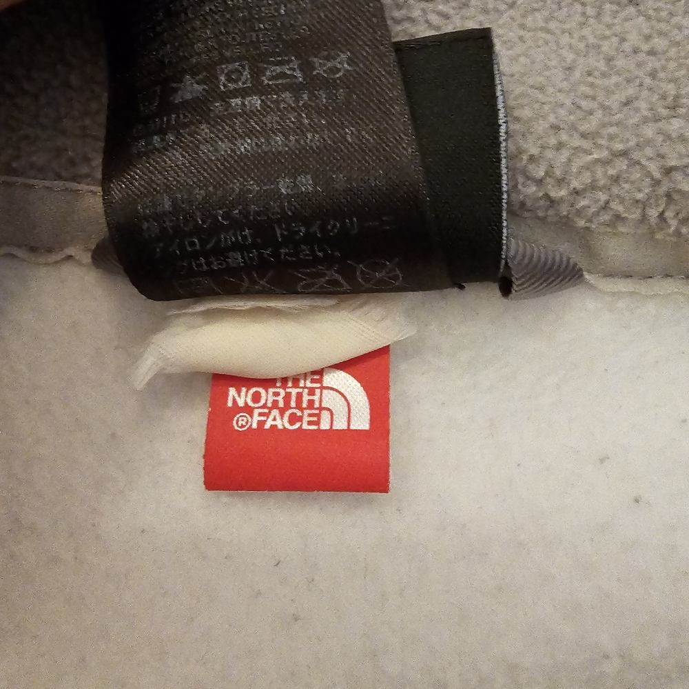 The North Face Women's full zip fleece jacket. - Picture 3 of 8